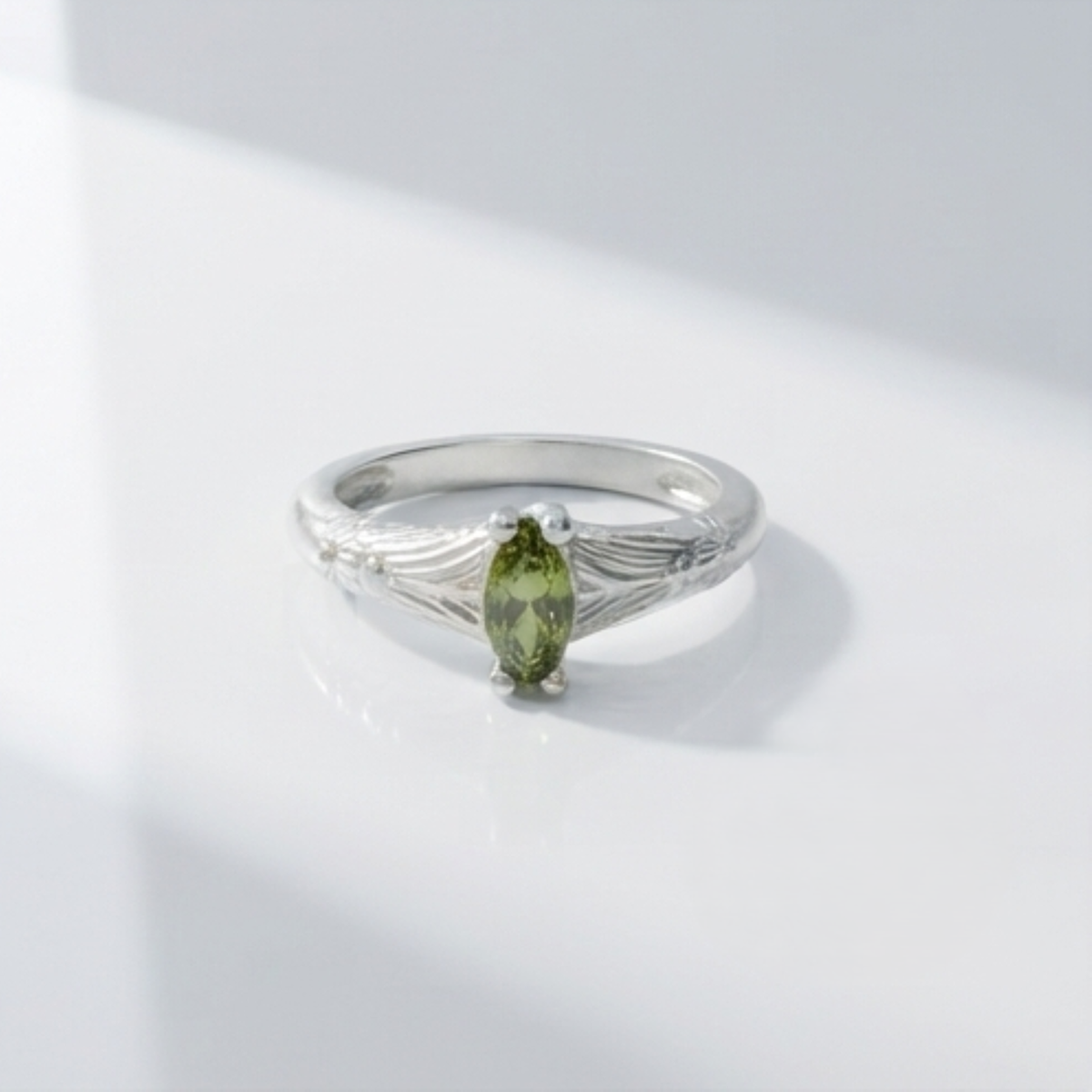 DIVYORO LEAF & VINE BAND RING