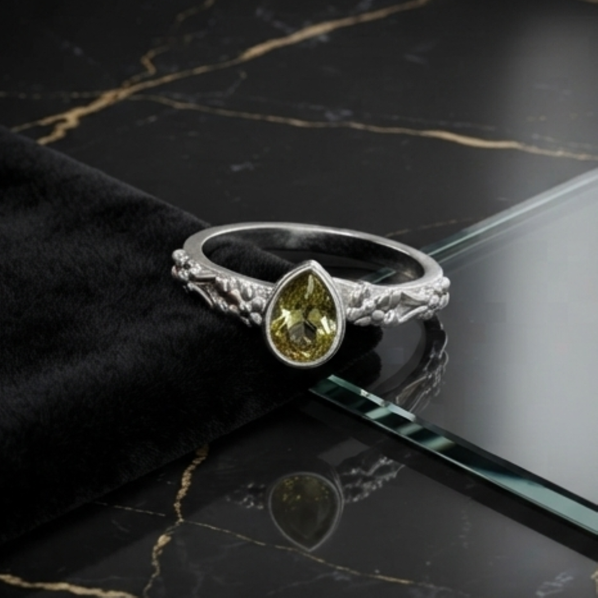 DIVYORO OLIVE RADIANCE RING