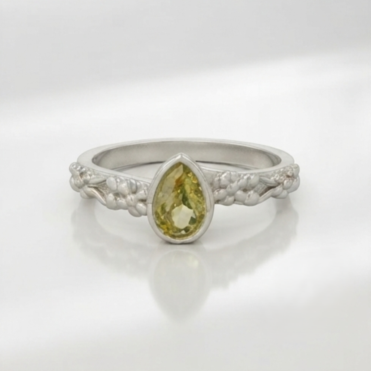 DIVYORO OLIVE RADIANCE RING