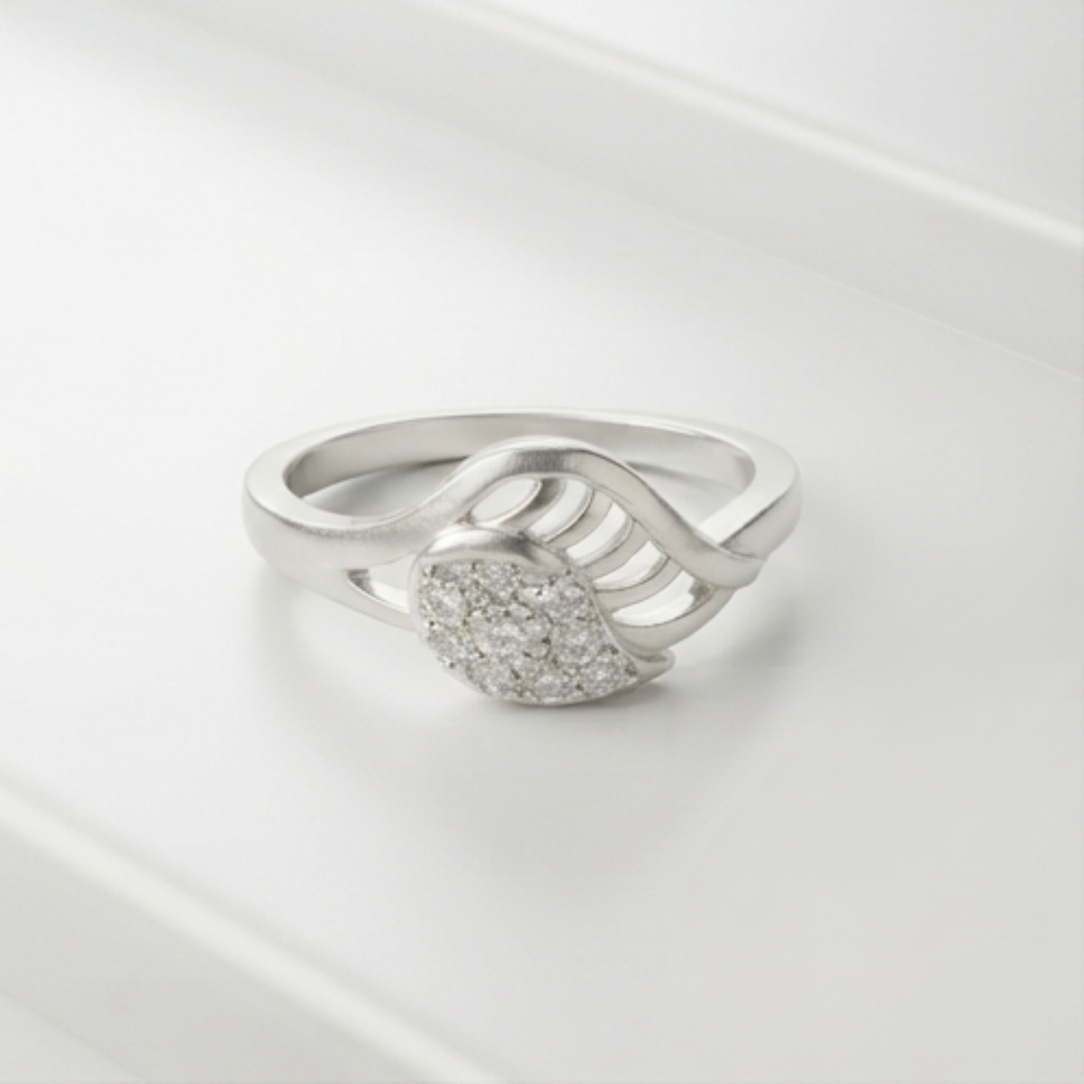 DIVYORO SERENE LEAF RING