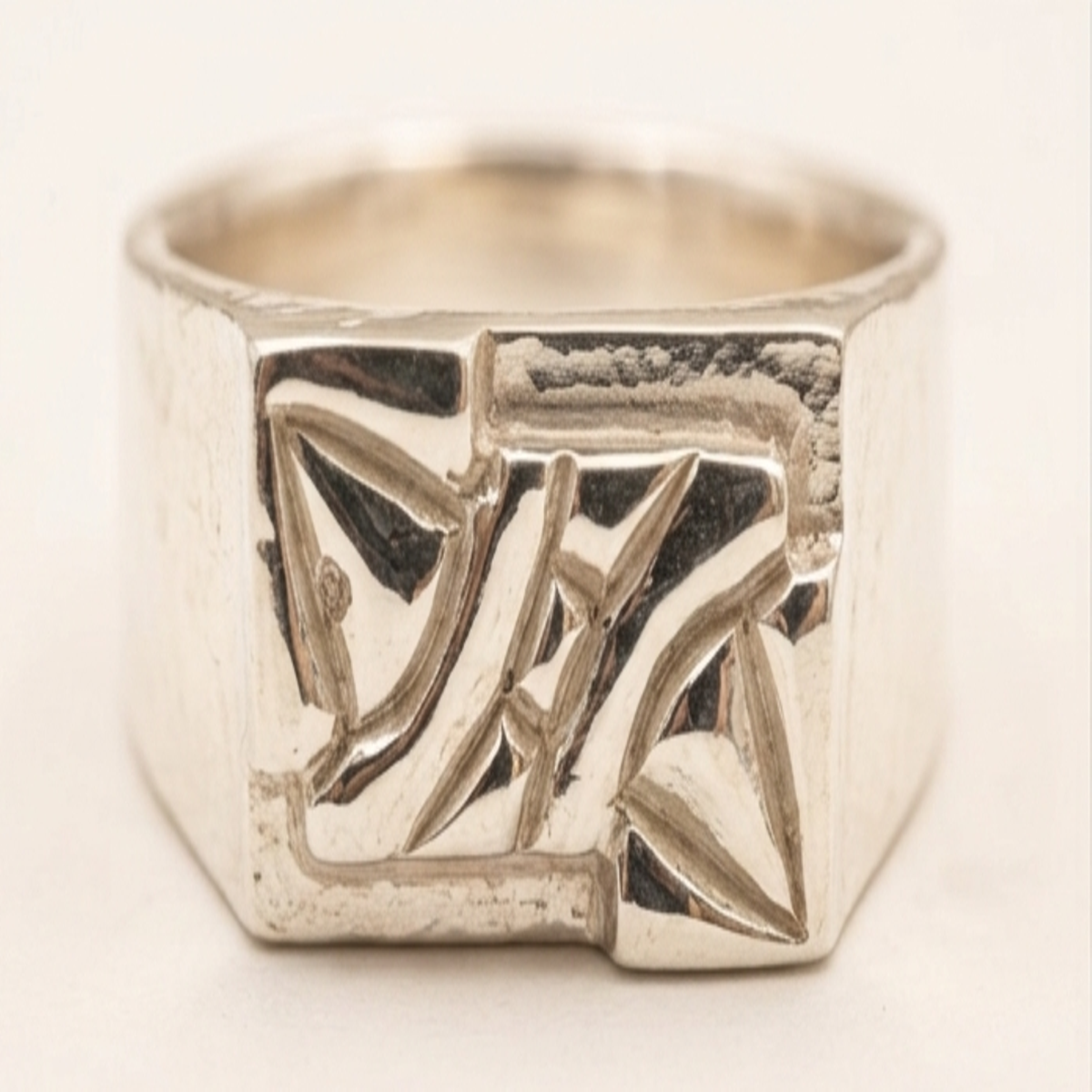 DIVYORO MINIMALIST CREST RING