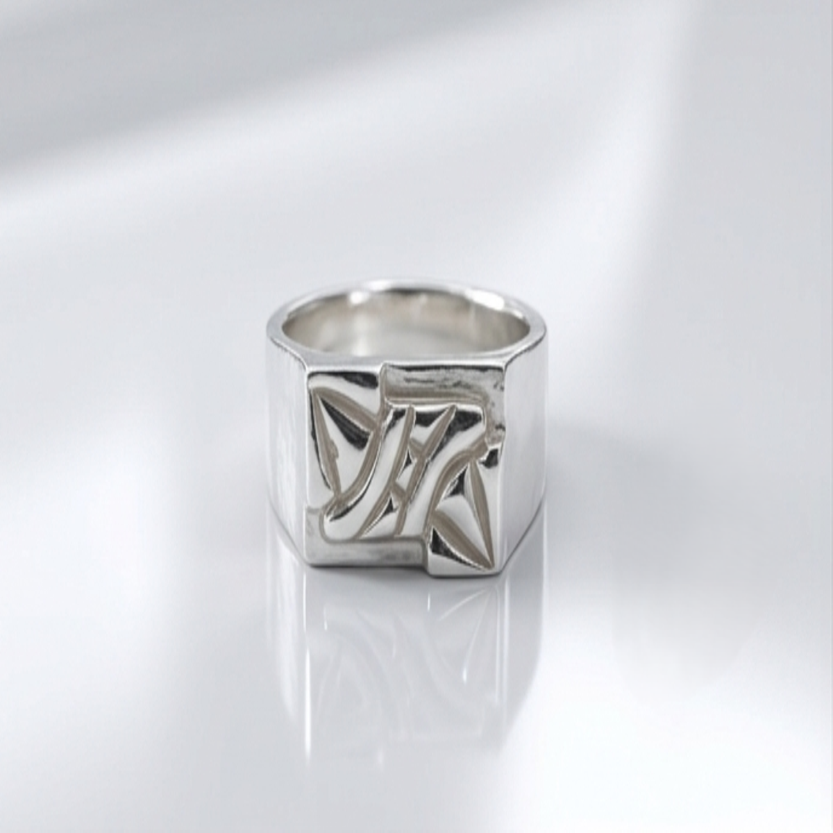 DIVYORO MINIMALIST CREST RING