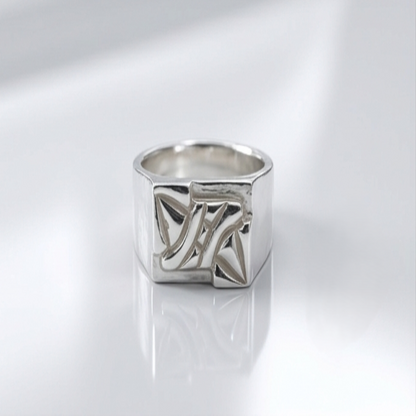 DIVYORO MINIMALIST CREST RING
