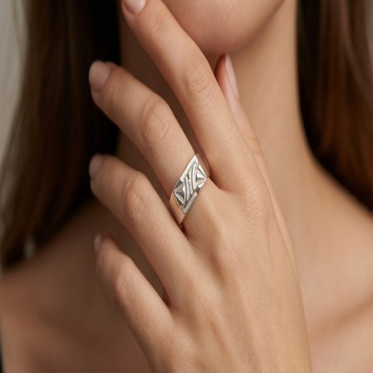 DIVYORO MINIMALIST CREST RING