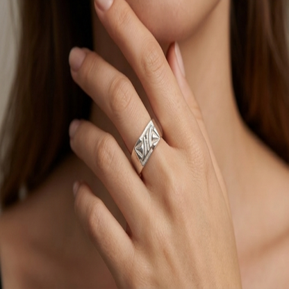 DIVYORO MINIMALIST CREST RING
