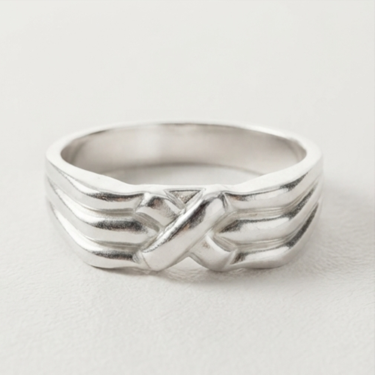 DIVYORO SCULPTURAL X RING