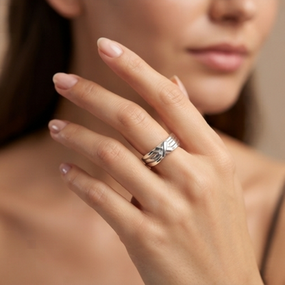 DIVYORO SCULPTURAL X RING
