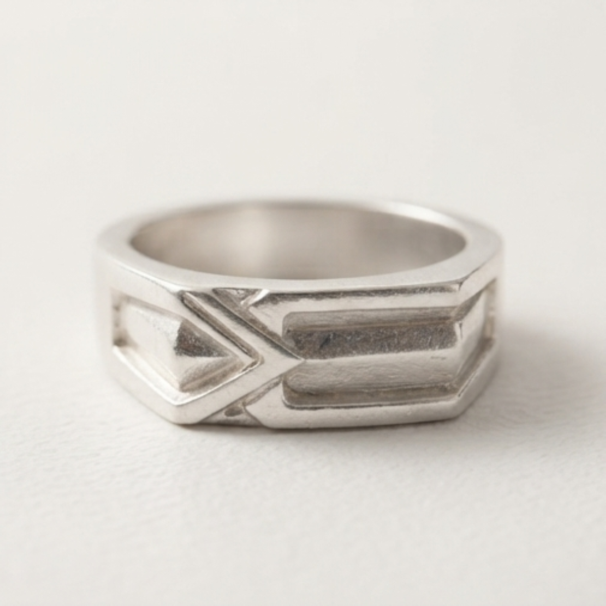 DIVYORO ANGULAR MOTIF RING