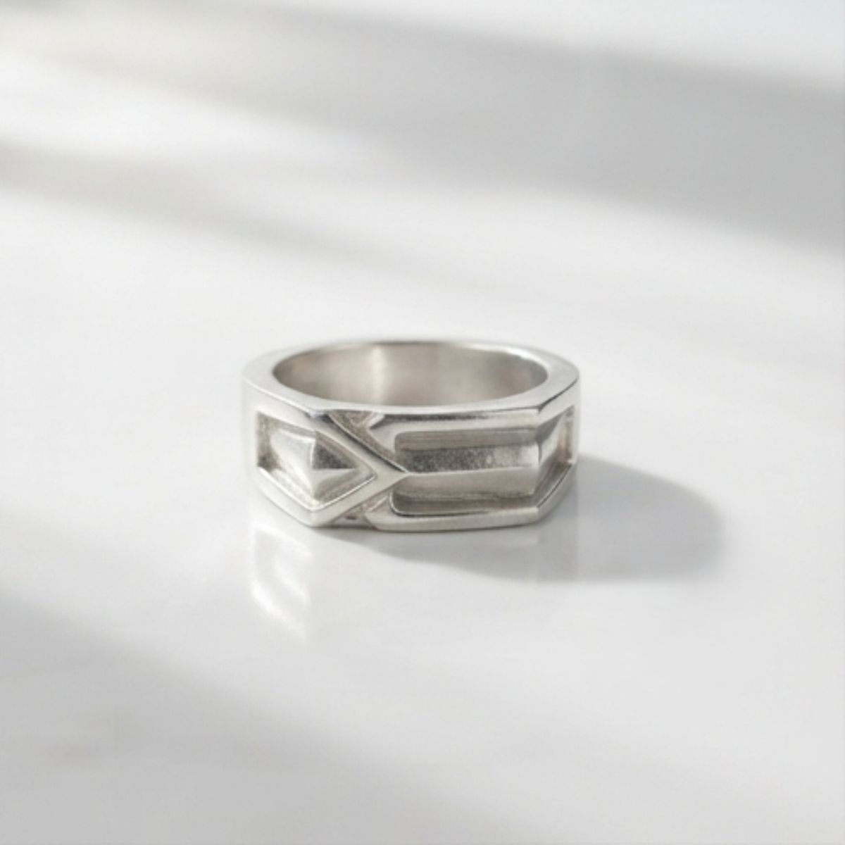 DIVYORO ANGULAR MOTIF RING