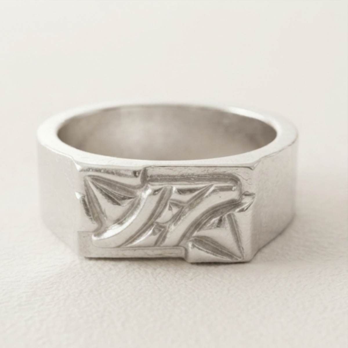 DIVYORO ABSTRACT ENGRAVED RING