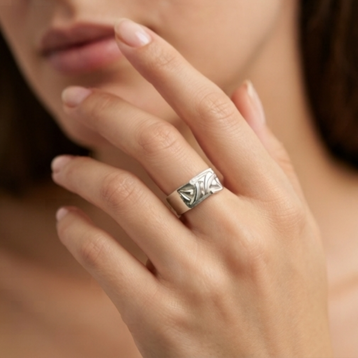 DIVYORO ABSTRACT ENGRAVED RING