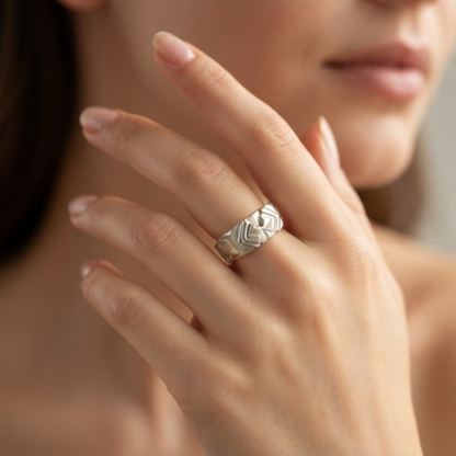 DIVYORO ANGULAR ETCHED RING
