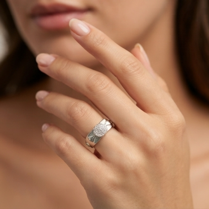 DIVYORO SIGNATURE CIRCLE MOTIF RING