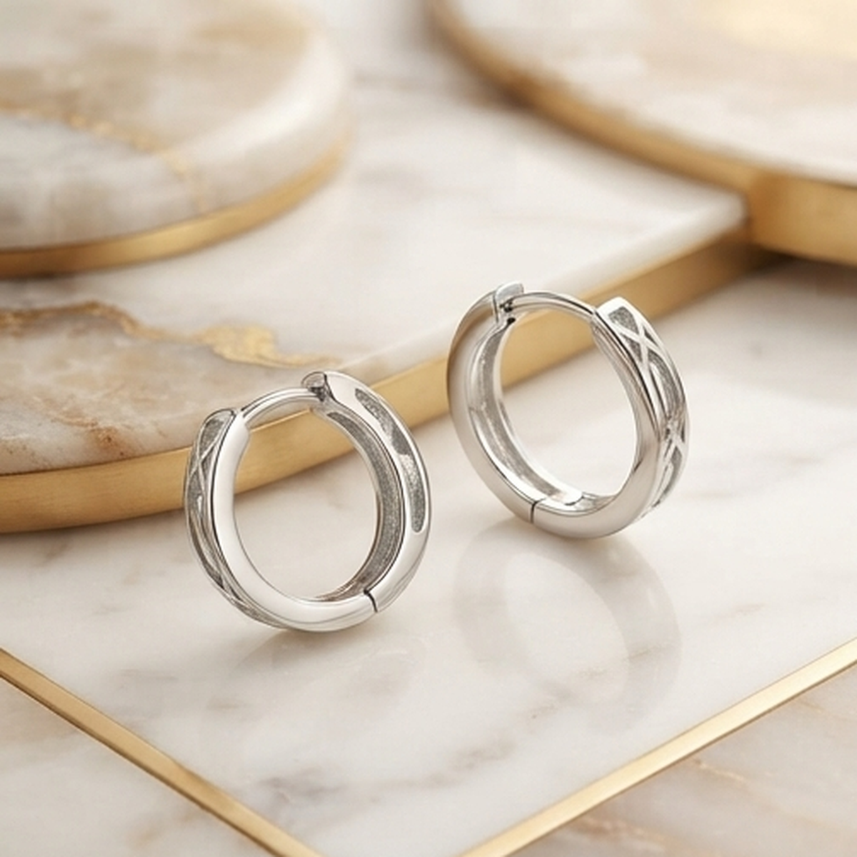 DIVYORO GEOMETRIC ENGRAVED HOOP EARRING