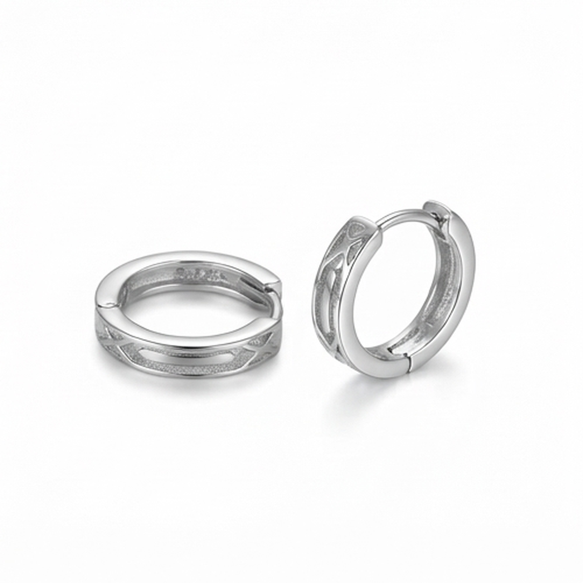 DIVYORO GEOMETRIC ENGRAVED HOOP EARRING