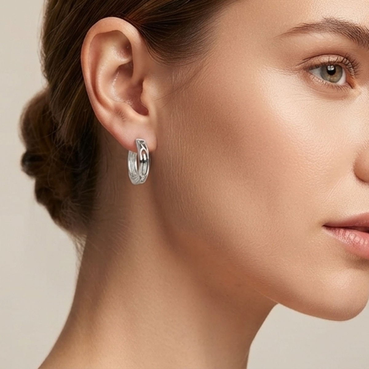 DIVYORO GEOMETRIC ENGRAVED HOOP EARRING
