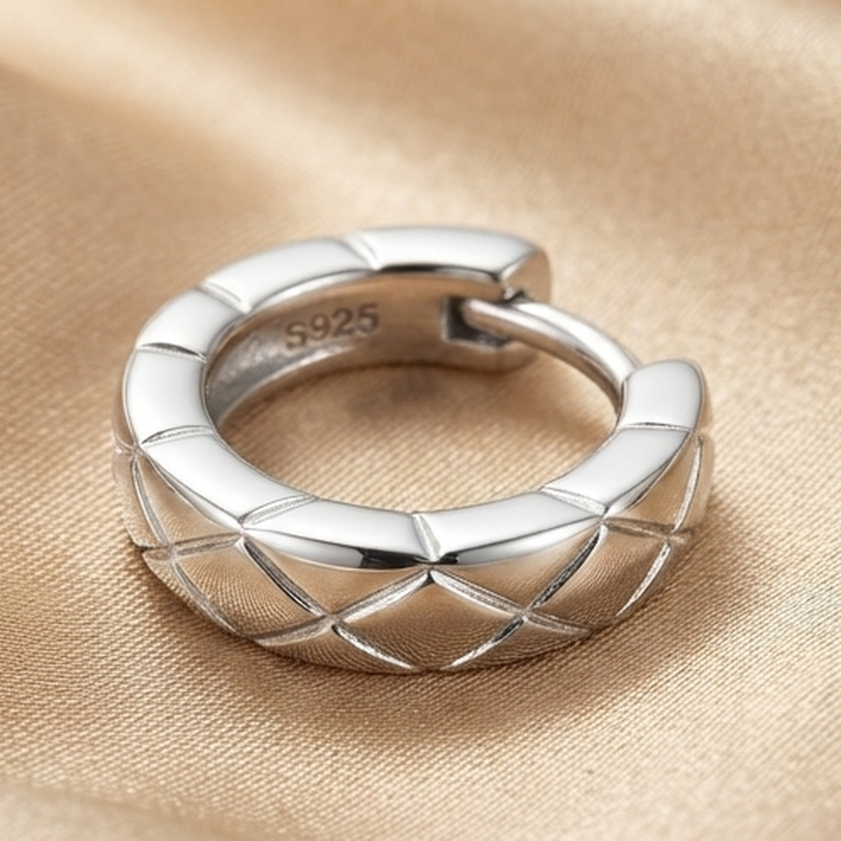 DIVYORO LATTICE PATTERN STERLING SILVER EARRING