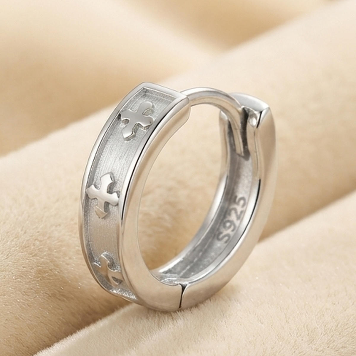 DIVYORO SOPHISTICATED PATTERNED SILVER EARRING