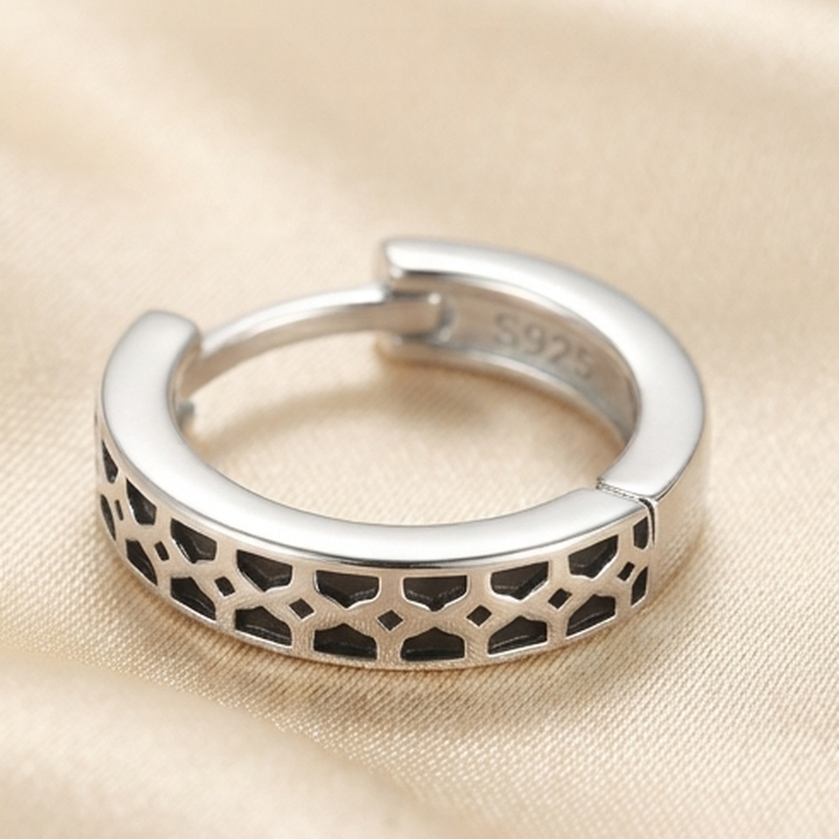 DIVYORO ARTISAN PATTERNED HUGGIE EARRING
