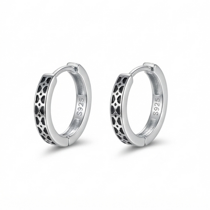 DIVYORO ARTISAN PATTERNED HUGGIE EARRING