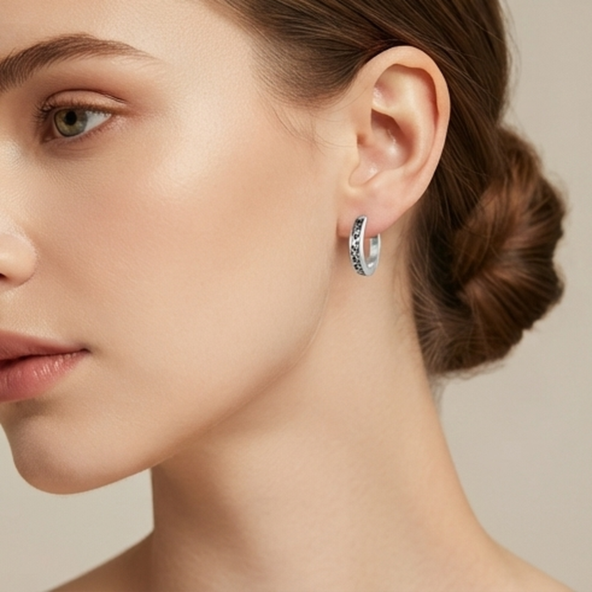 DIVYORO ARTISAN PATTERNED HUGGIE EARRING