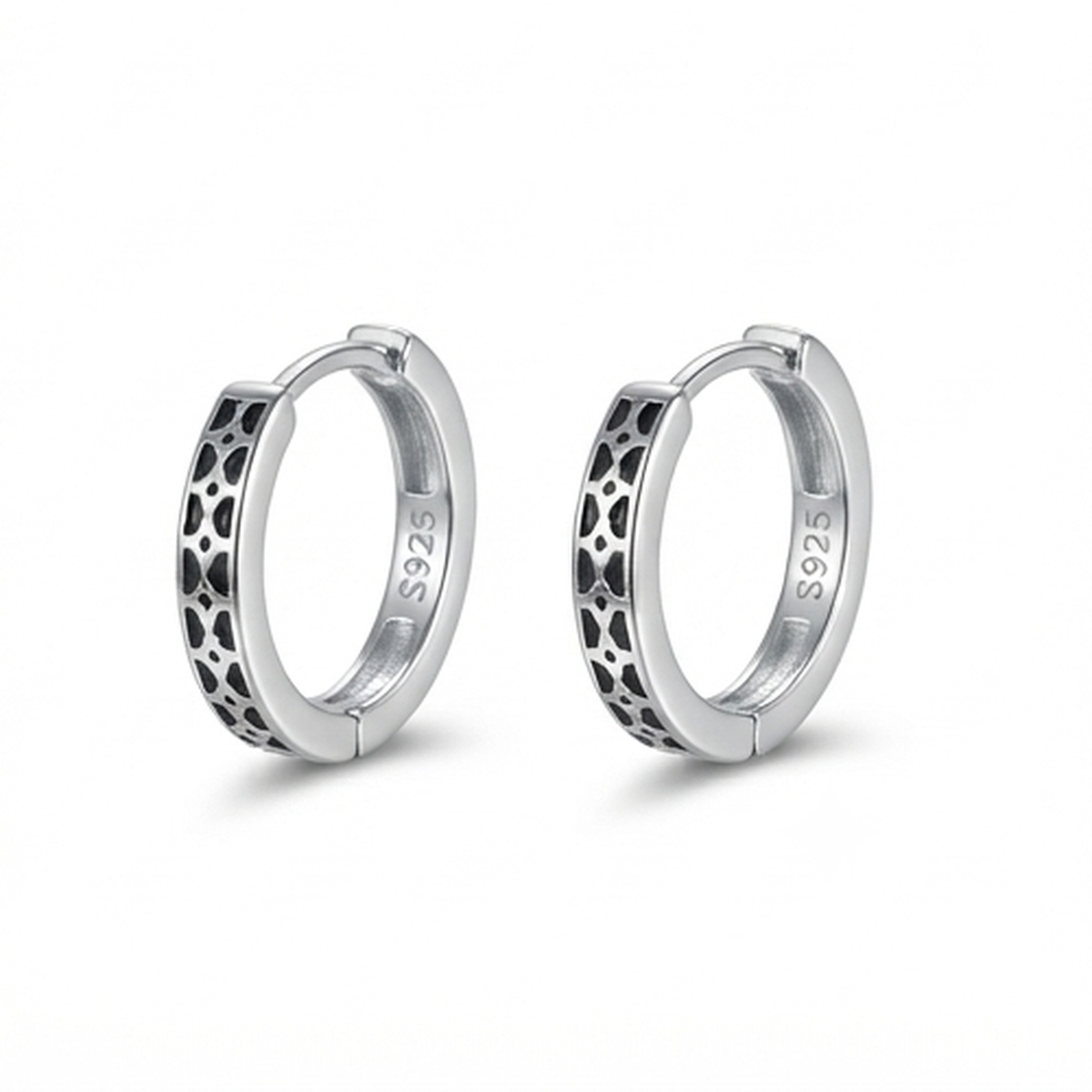 DIVYORO ARTISAN PATTERNED HUGGIE EARRING