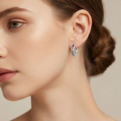 DIVYORO ARTISAN PATTERNED HUGGIE EARRING
