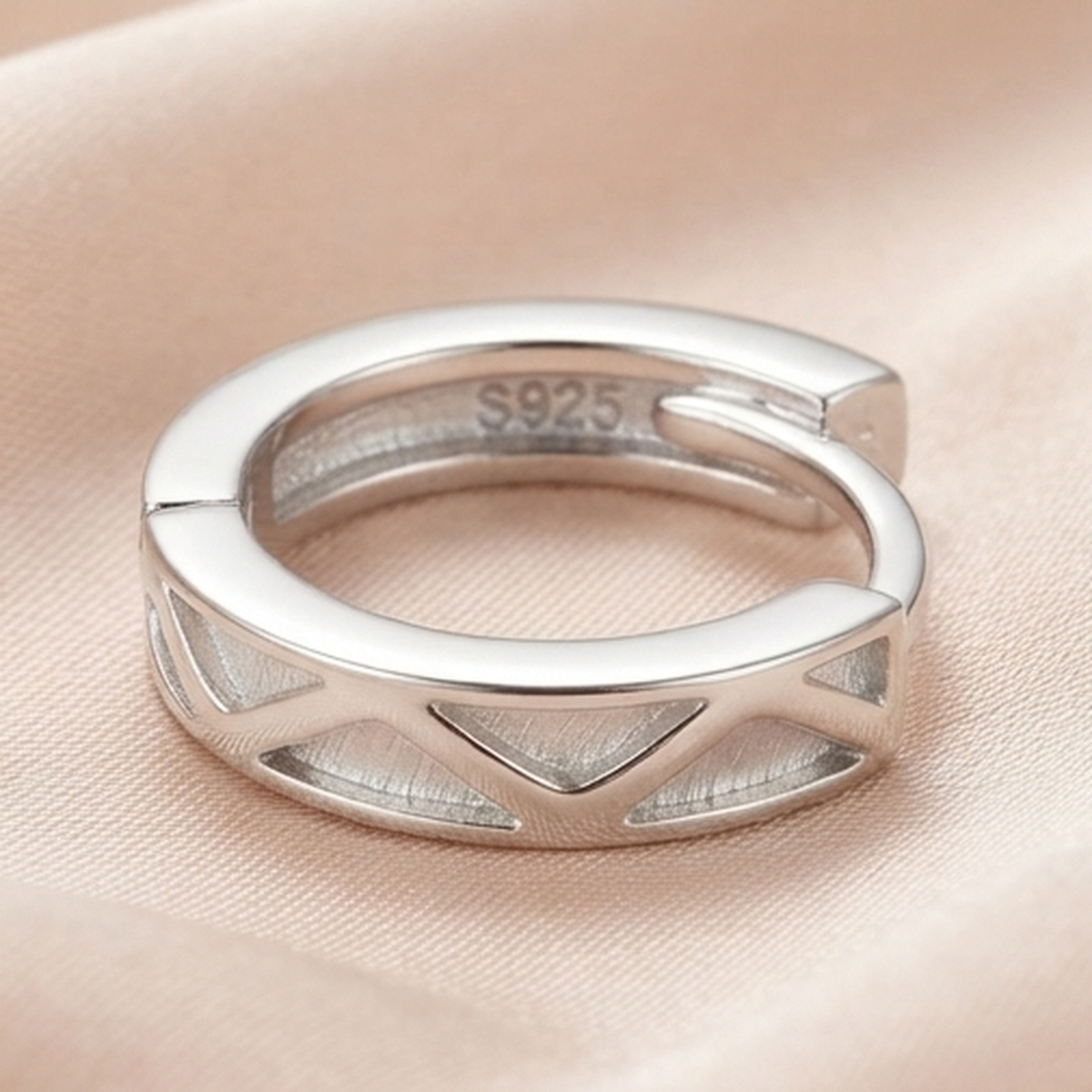 DIVYORO STERLING SILVER V PATTERN HOOPS EARRING