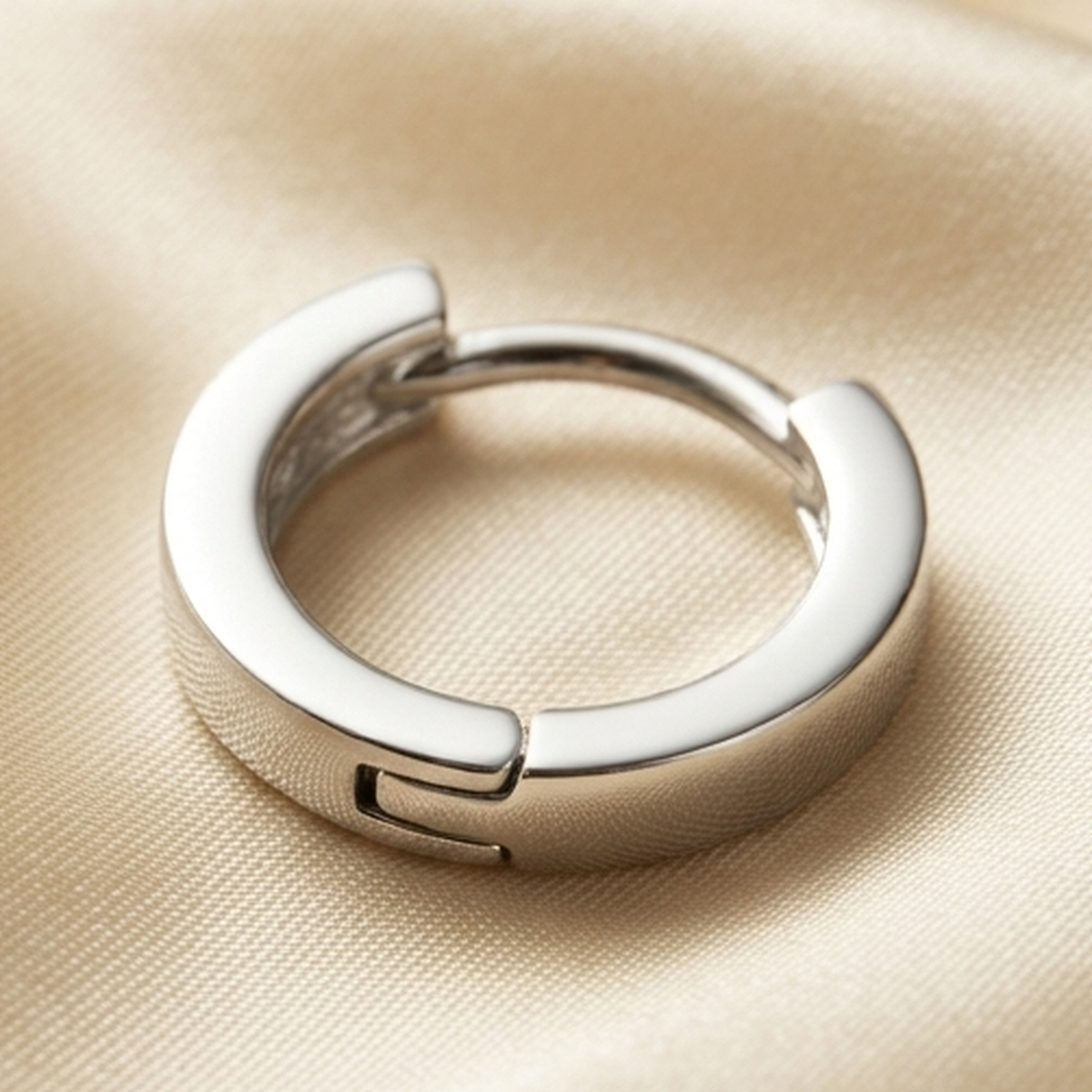 DIVYORO CLASSIC SILVER HOOP EARRING