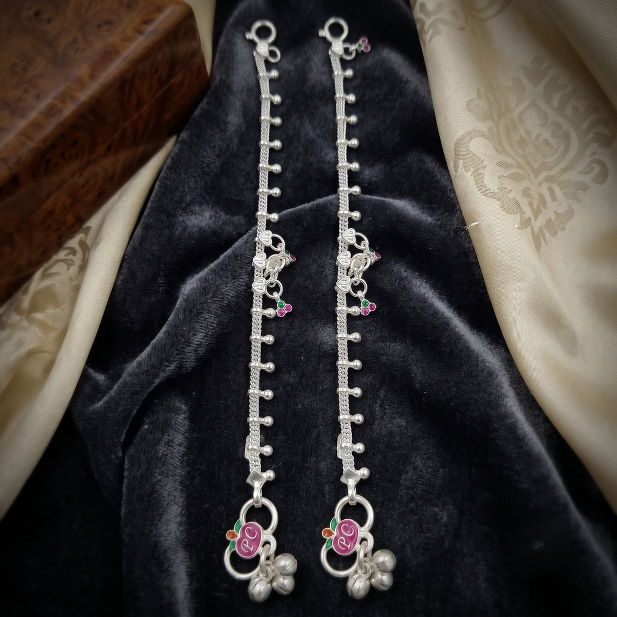 DIVYORO TEXTURED ROPE CHAIN & ENAMEL CHARM SILVER ANKLET